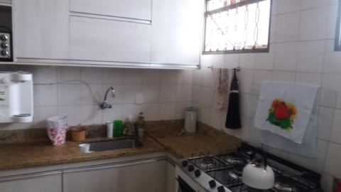 Casa Colonial três quartos B. Dona Clara