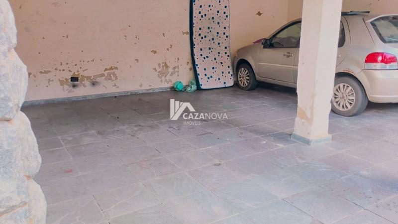 Casa de 03 quartos, 04 vagas de garagem e amplo terreiro no Ermelinda