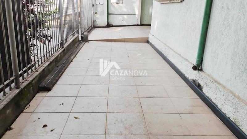 Cazanova Imóveis vende: Excelente casa de esquina com quatro quartos, sendo um suíte, e 05 vagas na garagem