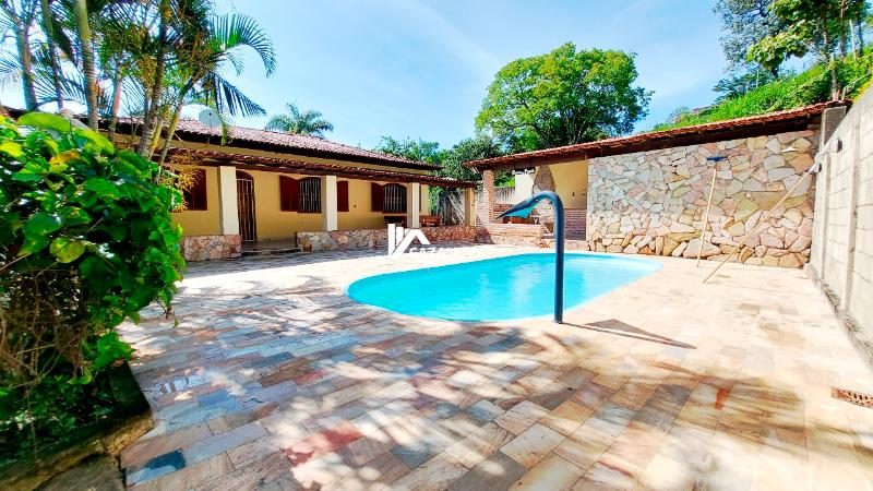 Sitio em Santa Luzia com 4 quartos, 6 vagas e campo de futebol