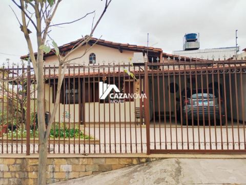 Excelente casa colonial de dois pavimentos e 4 quartos com suíte no Caiçara